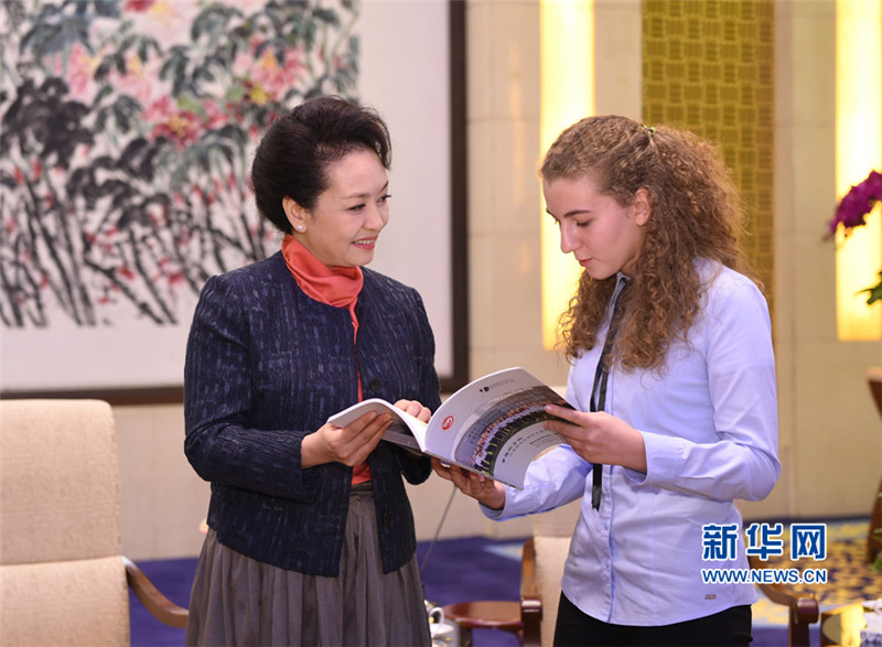 First Lady Peng Liyuan empf?ngt Schüler und Lehrer aus Deutschland
