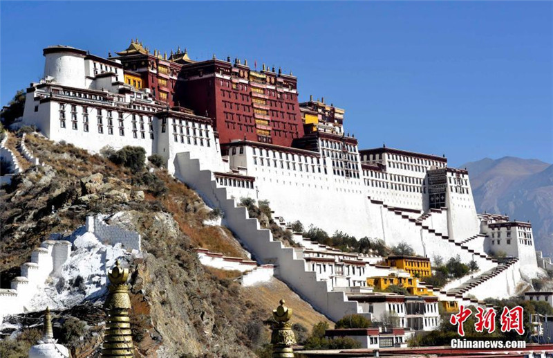 Neuanstrich des Potala-Palasts für das ?Fest der Rückkehr Buddhas“