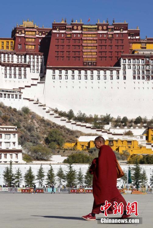 Neuanstrich des Potala-Palasts für das ?Fest der Rückkehr Buddhas“