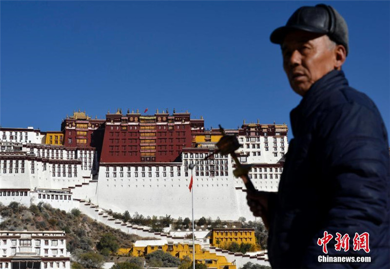 Neuanstrich des Potala-Palasts für das ?Fest der Rückkehr Buddhas“