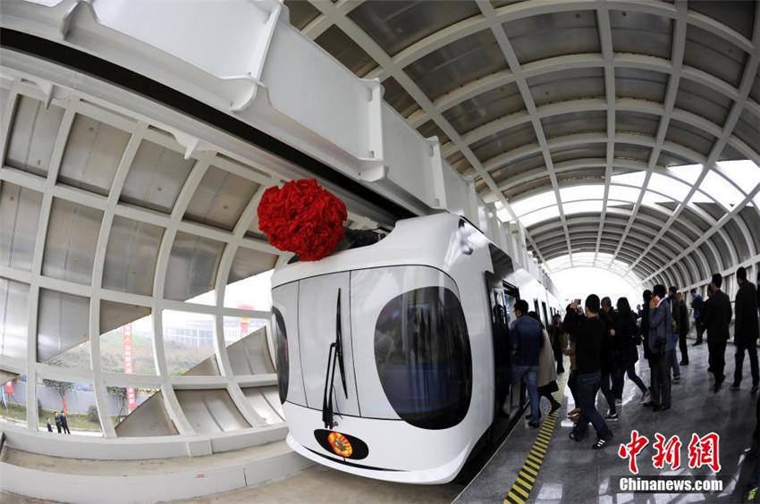 Weltweit erste umweltfreundliche H?ngebahn in Chengdu getestet