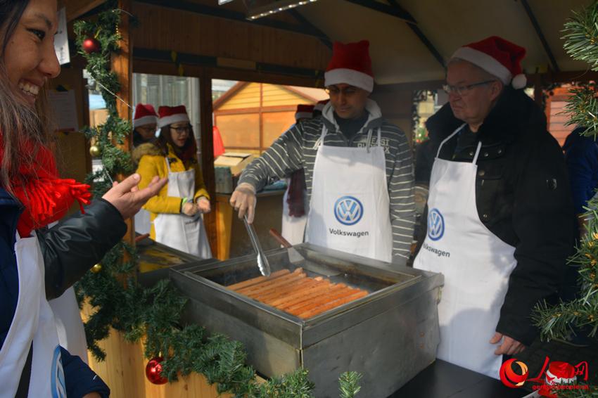 Chinesisches M?dchen als ?Kleine Botschafterin“ zu Gast beim Weihnachtsmarkt in der Deutschen Botschaft in China