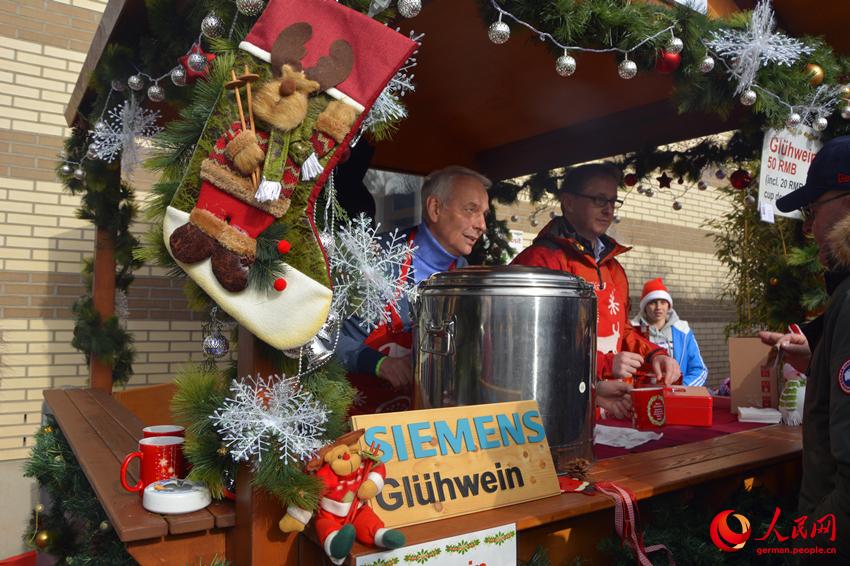 Chinesisches M?dchen als ?Kleine Botschafterin“ zu Gast beim Weihnachtsmarkt in der Deutschen Botschaft in China