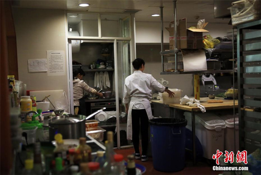 Das w?rmste Café Shanghais: Mitarbeiter aus AIDS-Familien