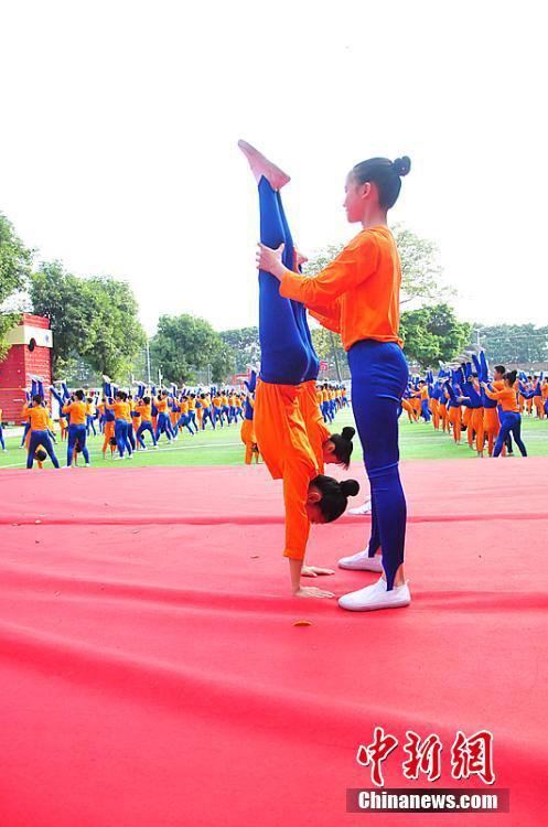 700 Grundschüler pr?sentieren Gymnastikaufführung in Guangzhou