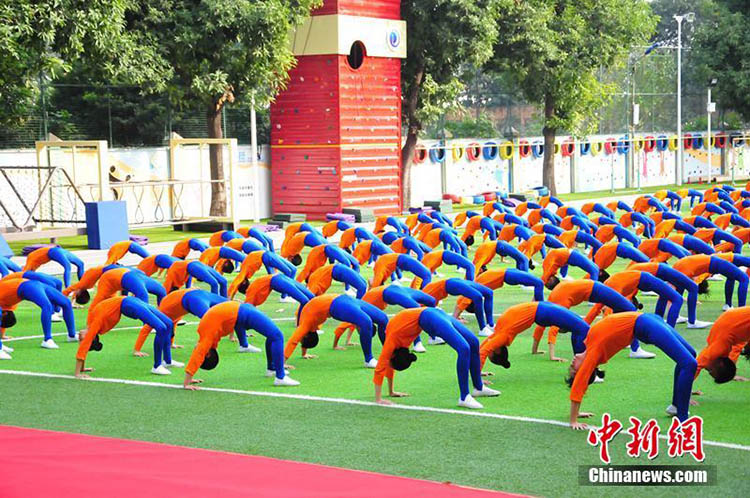 700 Grundschüler pr?sentieren Gymnastikaufführung in Guangzhou