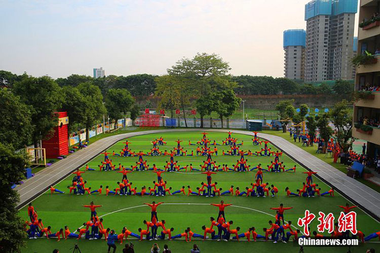 700 Grundschüler pr?sentieren Gymnastikaufführung in Guangzhou