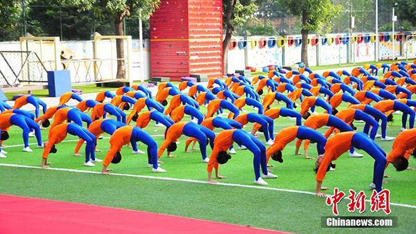 700 Grundschüler pr?sentieren Gymnastikaufführung in Guangzhou