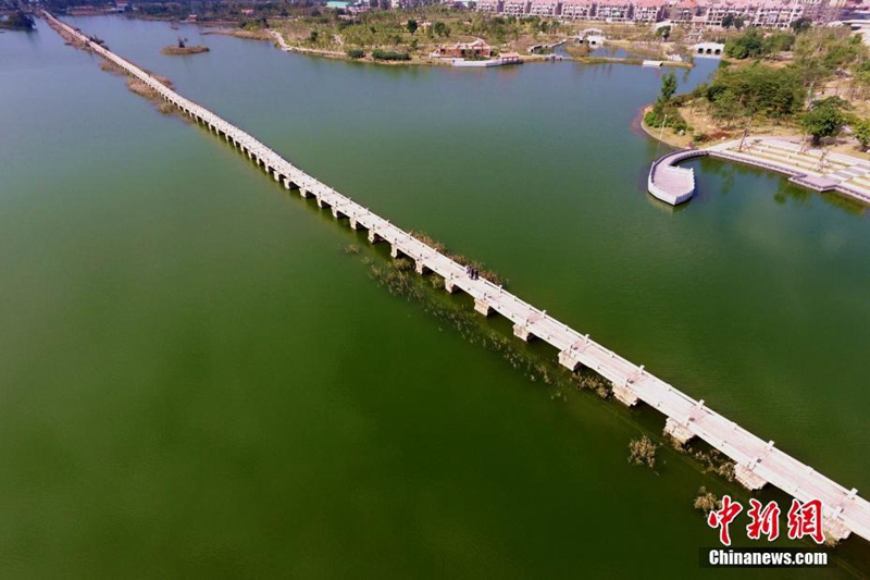 Chinas l?ngste antike Steinbrücke aus der Vogelperspektive