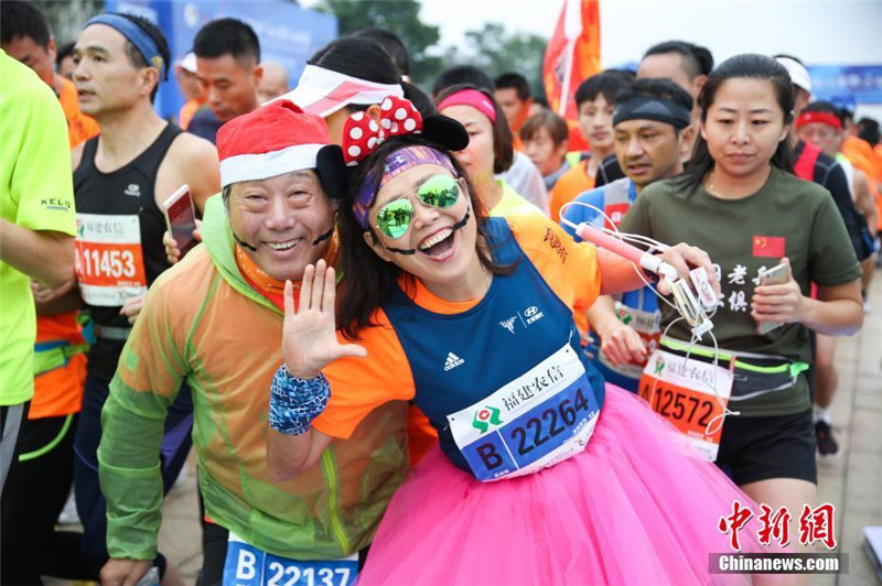Cosplay-Teilnehmer des Marathonlaufs in Fuzhou