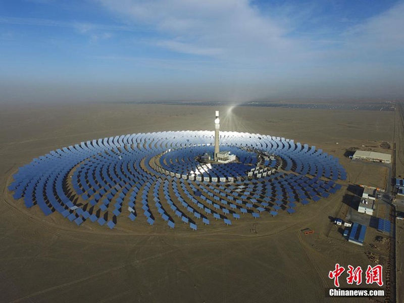 Asiens erstes Allwetter-Solarthermiekraftwerk mit Salzschmelzen-Turm aus der Vogelperspektive