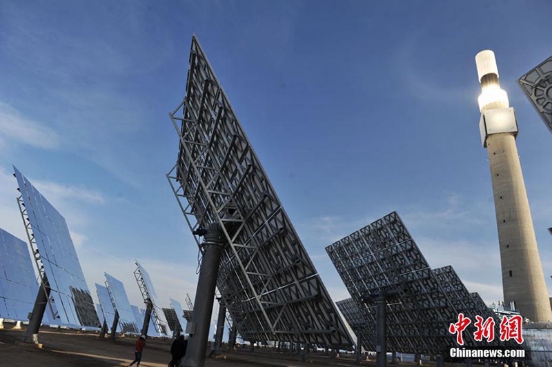 Asiens erstes Allwetter-Solarthermiekraftwerk mit Salzschmelzen-Turm aus der Vogelperspektive