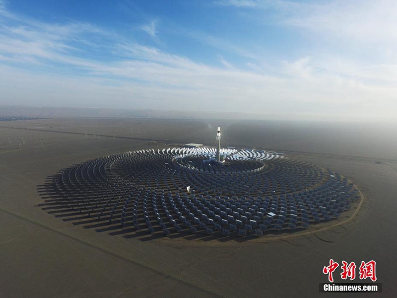 Asiens erstes Allwetter-Solarthermiekraftwerk mit Salzschmelzen-Turm aus der Vogelperspektive