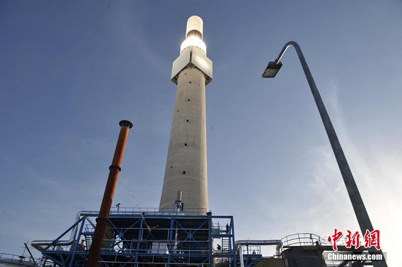 Asiens erstes Allwetter-Solarthermiekraftwerk mit Salzschmelzen-Turm aus der Vogelperspektive