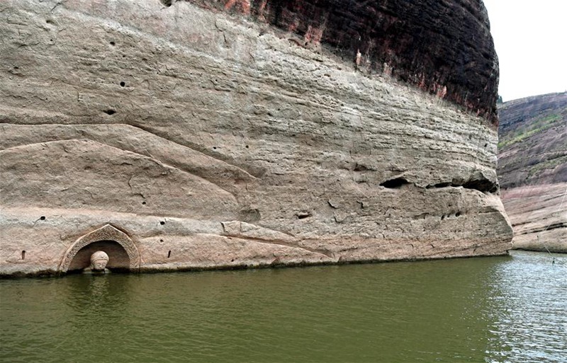 Antiker Buddha nach niedrigem Wasserstand in Ostchina gefunden