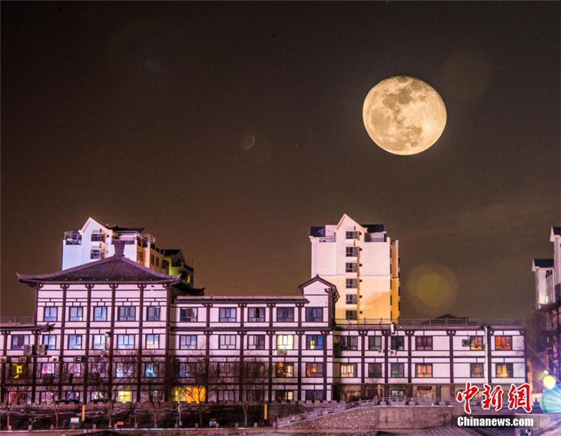 Supermond über der Schneewüste in Dunhuang