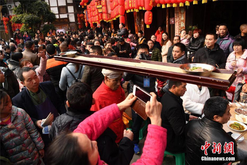 Kilometerlanges Bankett zum Frühlingsfest 2017 in Chongqing