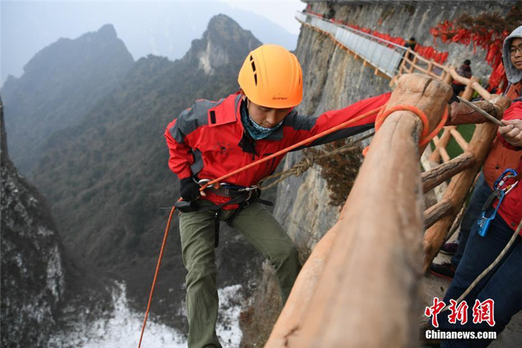 Abfall sammeln am Batai-Berg in Sichuan – ein gef?hrlicher Beruf