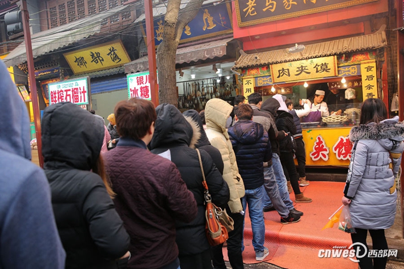 Touristen genie?en Spezialit?ten in Xi’an