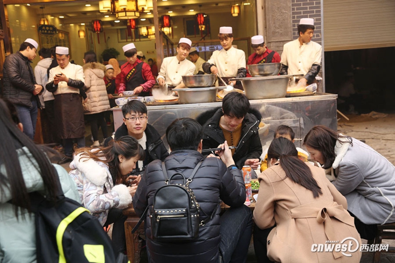 Touristen genie?en Spezialit?ten in Xi’an
