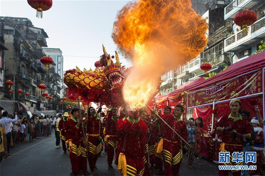 Die Welt feiert das Frühlingsfest mit einem L?wentanz
