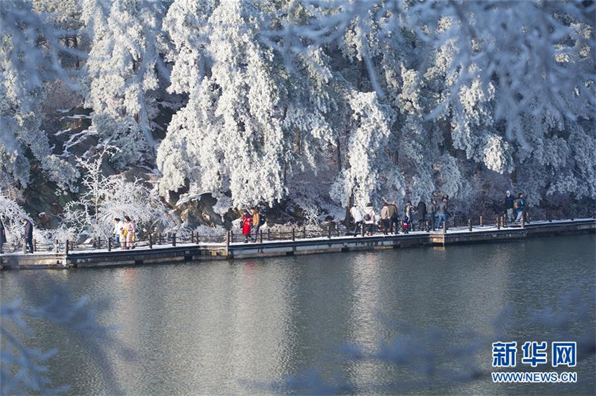 Erster Schneefall auf dem Lushan-Berg