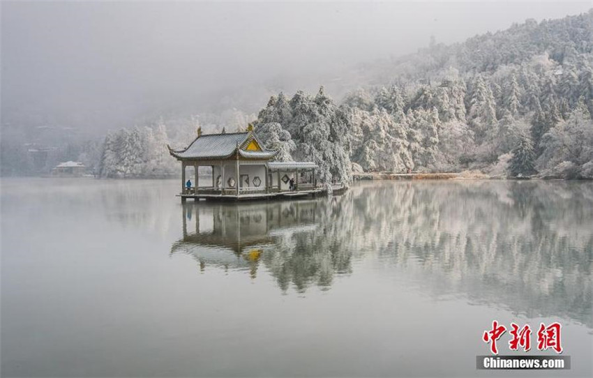 Erster Schneefall auf dem Lushan-Berg