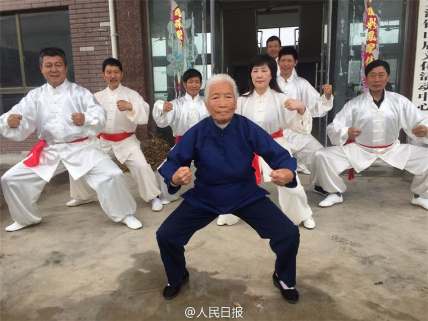 94-j?hrige Kung Fu-Meisterin in Zhejiang