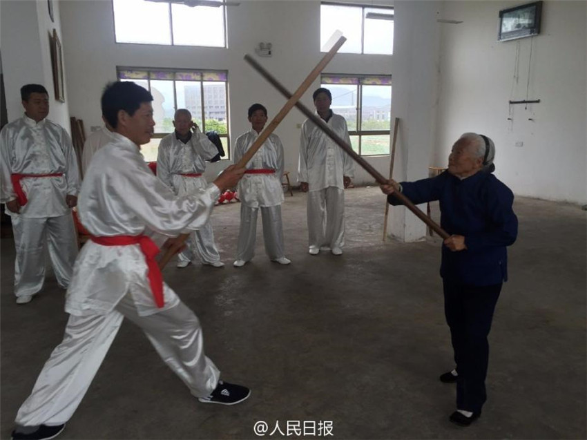 94-j?hrige Kung Fu-Meisterin in Zhejiang