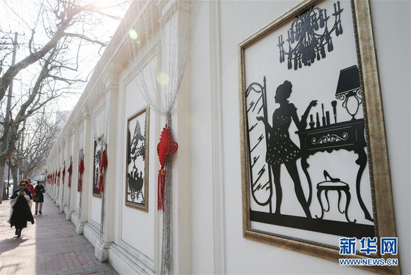 Baugel?ndemauer als ?Open Air-Kunstgalerie“ 