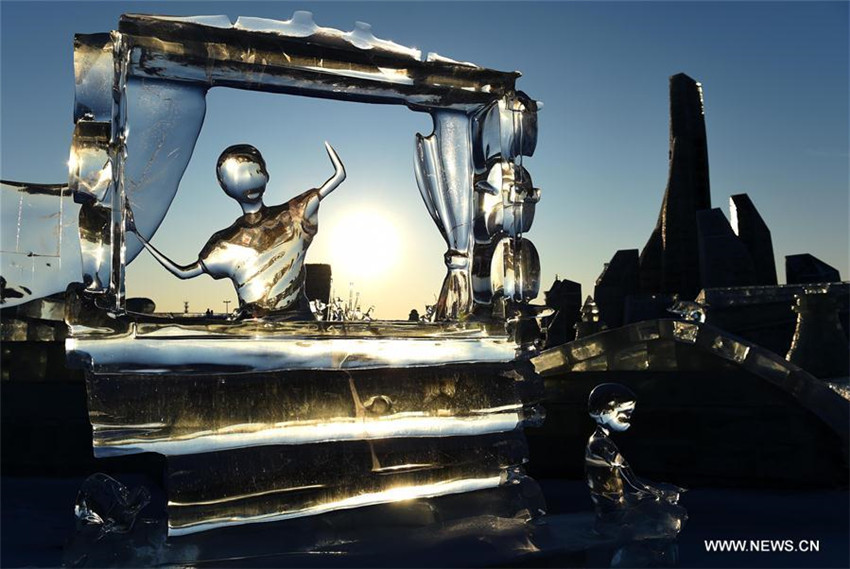 Steigende Temperaturen lassen Eisskulpturen in Nordostchina schmelzen
