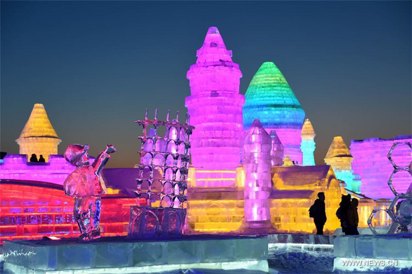 Steigende Temperaturen lassen Eisskulpturen in Nordostchina schmelzen