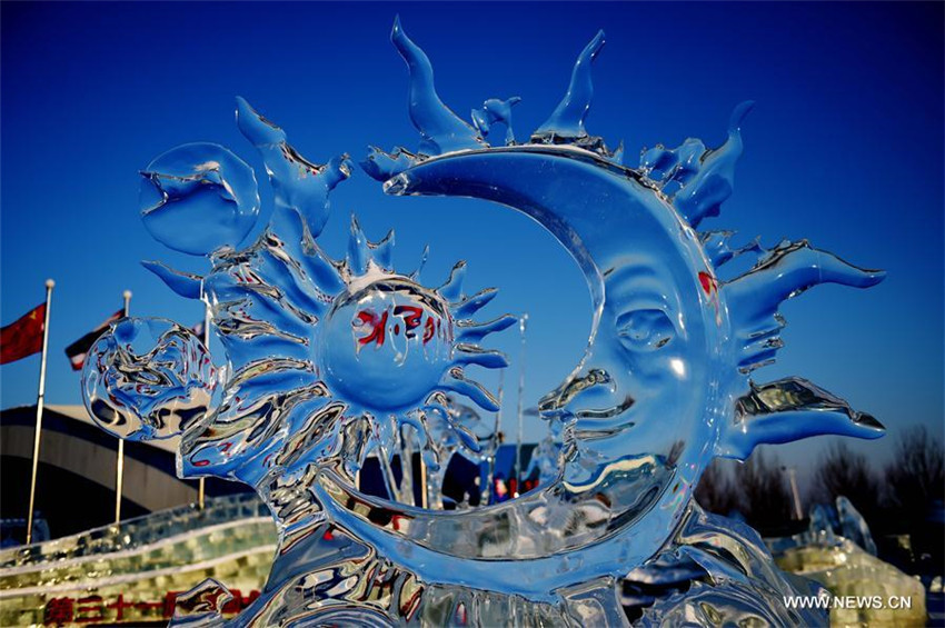 Steigende Temperaturen lassen Eisskulpturen in Nordostchina schmelzen