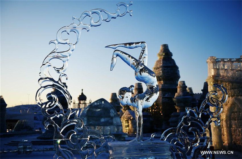 Steigende Temperaturen lassen Eisskulpturen in Nordostchina schmelzen