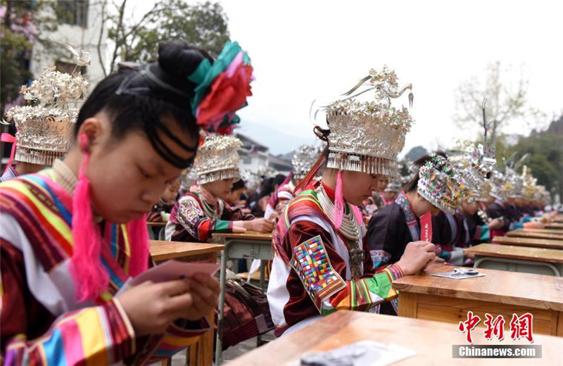 Schülerinnen beim ?Fingerkunst“-Wettbewerb in Guangxi