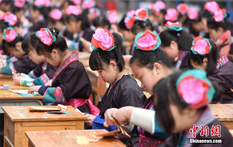 Schülerinnen beim ?Fingerkunst“-Wettbewerb in Guangxi