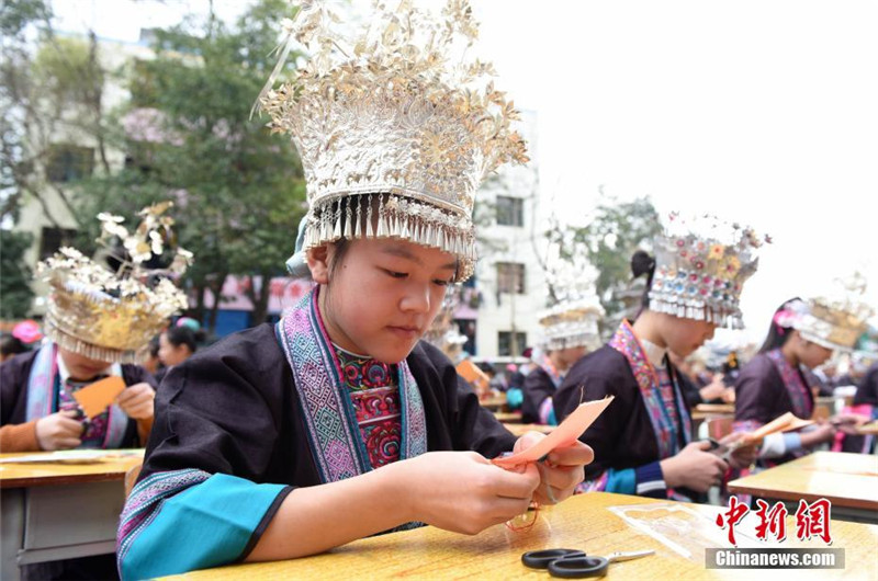 Schülerinnen beim ?Fingerkunst“-Wettbewerb in Guangxi