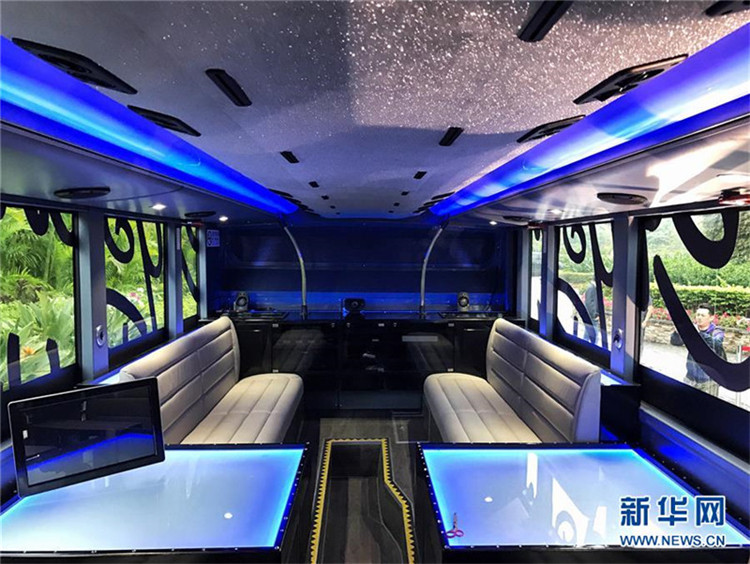 Bustro – Kulinarische Stadtrundfahrt im Hongkonger ?Crystal Bus“