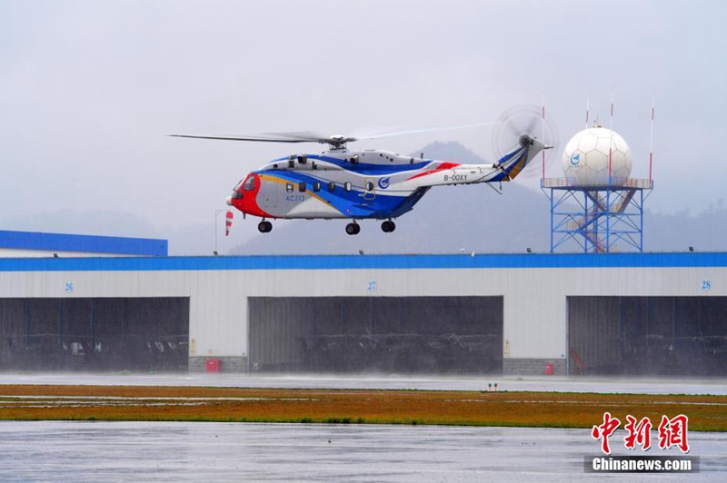 AC313 absolviert Testflug im Regen