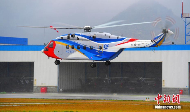 AC313 absolviert Testflug im Regen