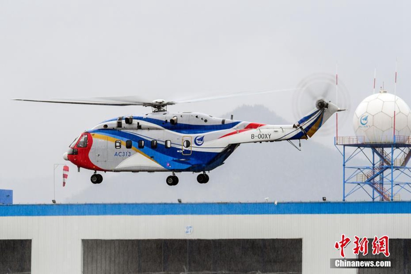 AC313 absolviert Testflug im Regen