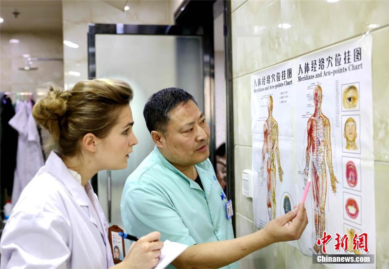Junge Franz?sin studiert TCM in China