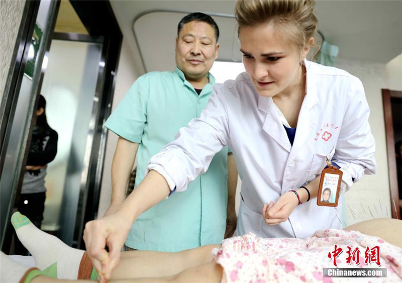Junge Franz?sin studiert TCM in China