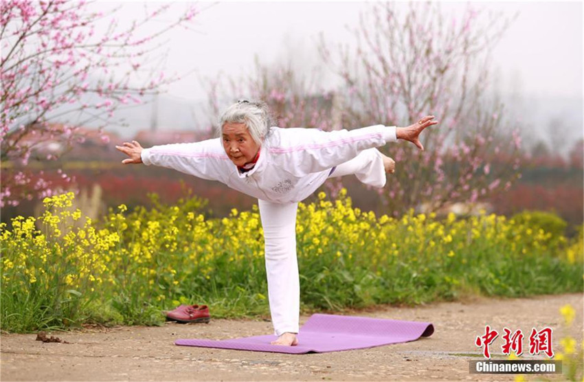 75-J?hrige h?lt sich mit Yoga fit
