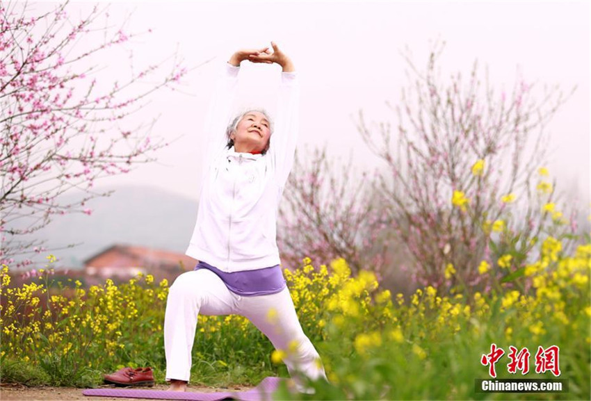 75-J?hrige h?lt sich mit Yoga fit