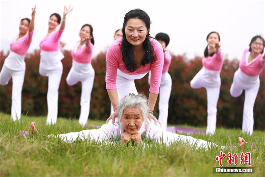 75-J?hrige h?lt sich mit Yoga fit