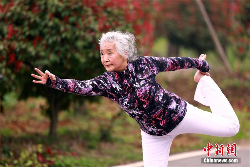 75-J?hrige h?lt sich mit Yoga fit