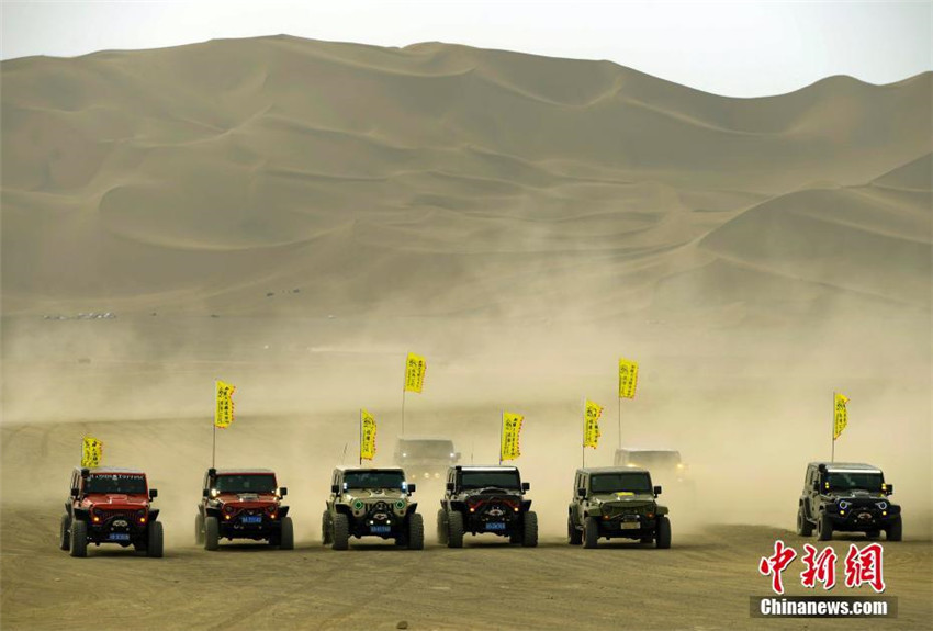 Mit Gel?ndewagen durch Xinjiangs Sandwüste