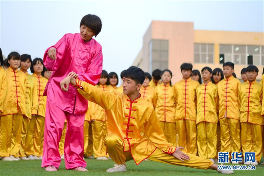 1000 Schüler üben Tai-Chi