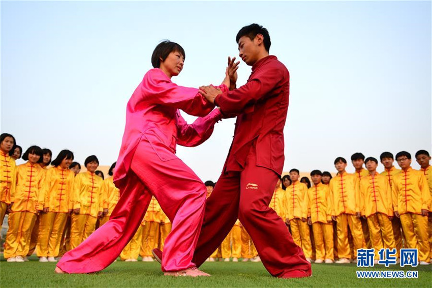 1000 Schüler üben Tai-Chi